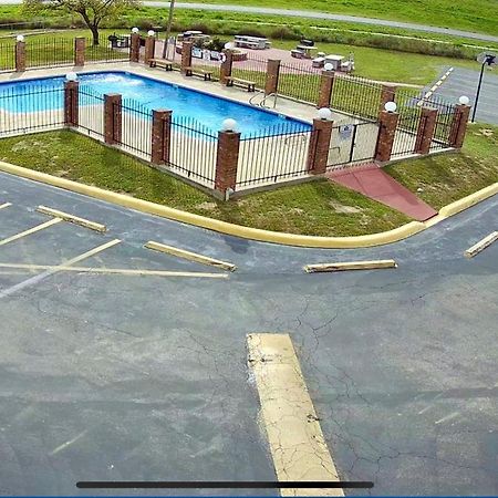 The Country Corner Inn Devine Bagian luar foto