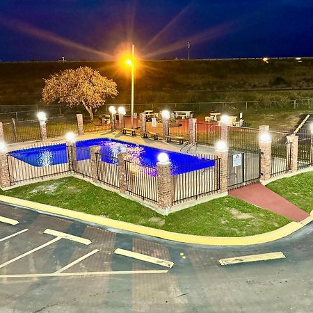 The Country Corner Inn Devine Bagian luar foto