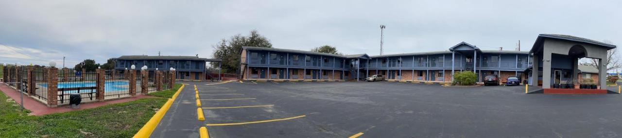 The Country Corner Inn Devine Bagian luar foto