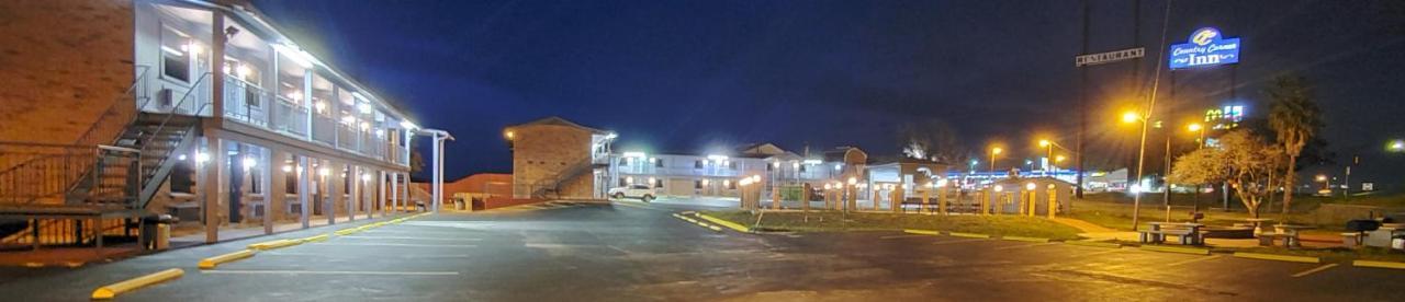 The Country Corner Inn Devine Bagian luar foto