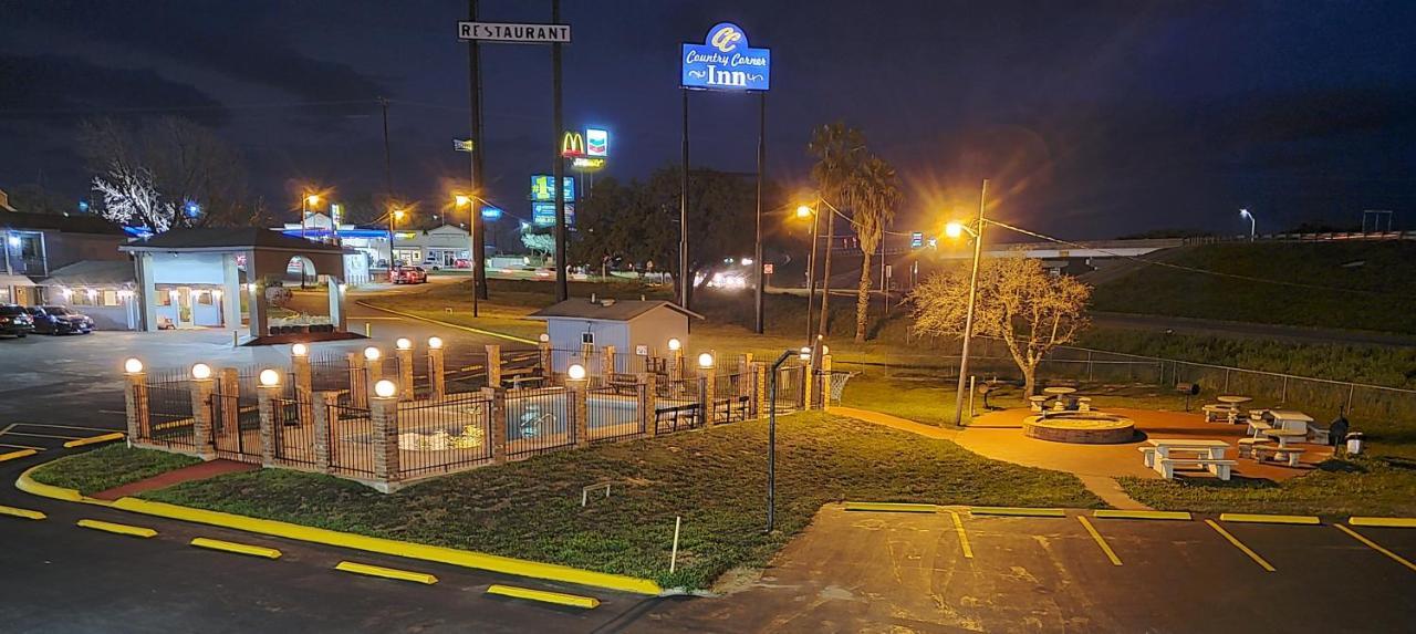 The Country Corner Inn Devine Bagian luar foto