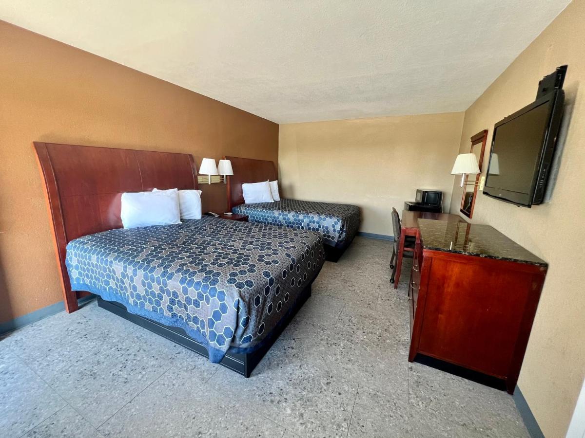 The Country Corner Inn Devine Bagian luar foto