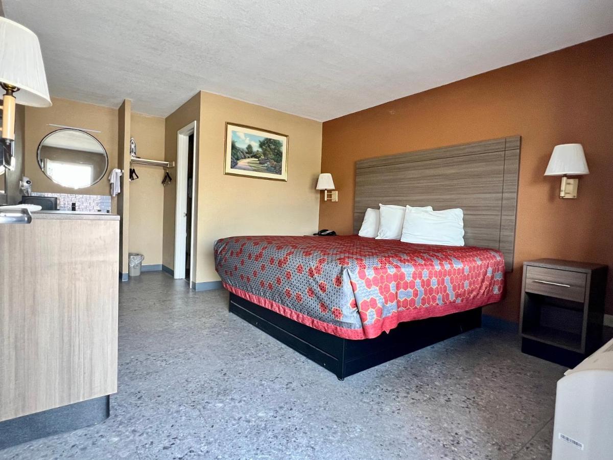 The Country Corner Inn Devine Bagian luar foto