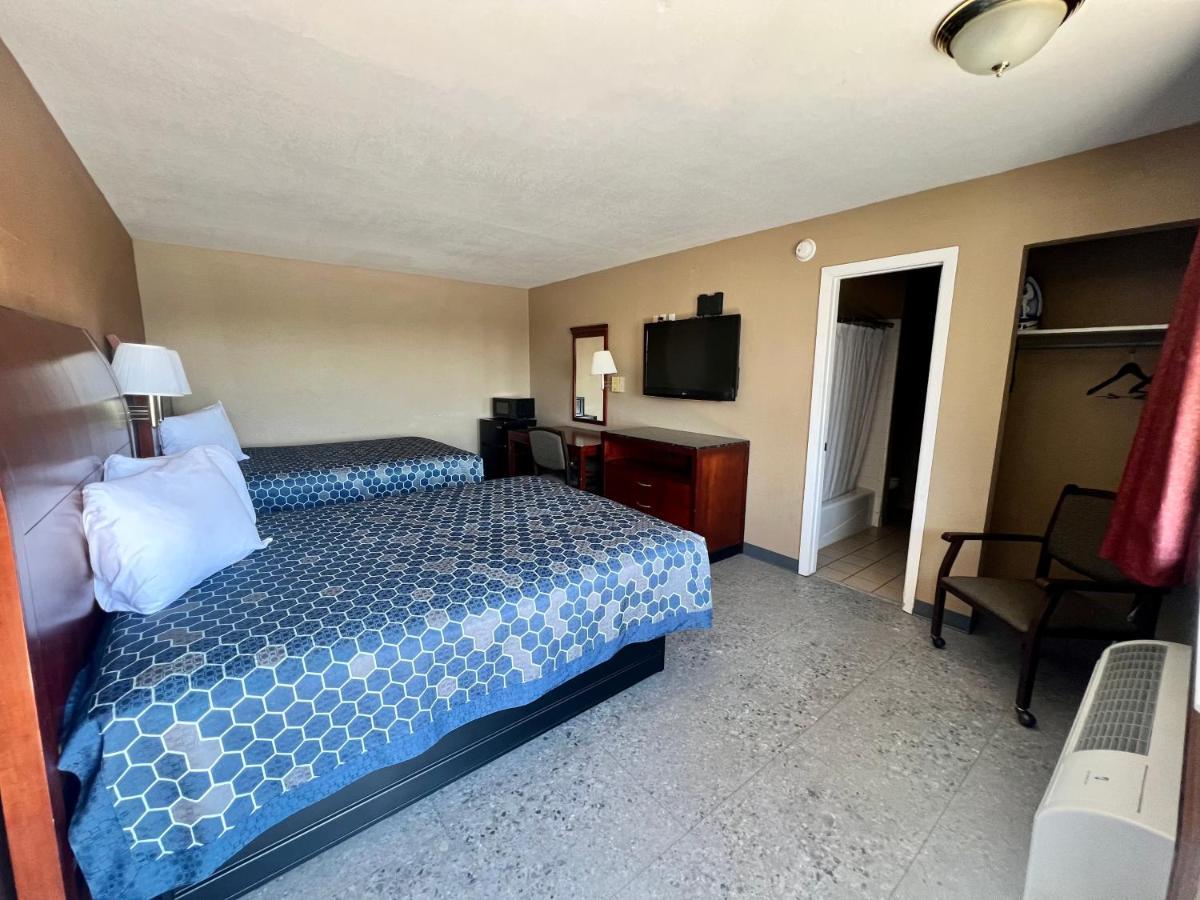 The Country Corner Inn Devine Bagian luar foto