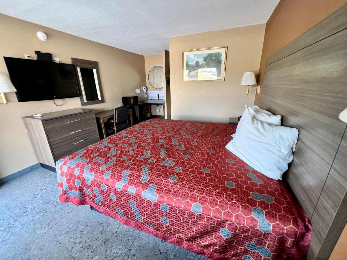 The Country Corner Inn Devine Bagian luar foto